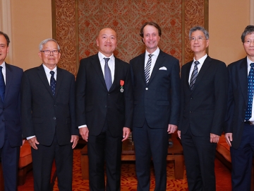 นักธุรกิจไทยดีเด่น : มร.จิลส์ การาชง เอกอัครราชทูตสาธารณรัฐฝรั่งเศสประจำราชอาณาจักรไทย มอบเครื่องอิสริยาภรณ์ เลฌียงดอเนอร์ชั้นอัศวิน ให้แก่ ธีรพงศ์ จันศิริ ประธานเจ้าหน้าที่บริหาร บมจ.ไทยยูเนี่ยน กรุ๊ป โดยมี นาถ ลิ่วเจริญ, ศักดิ์ เกี่ยวการค้า และ กีรติ อัสสกุล ร่วมพิธี ณ สถานเอกอัครราชทูตฝรั่งเศส