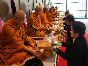 เพื่อสิริมงคล : จิตติมาศ เกตุวรวิทย์ กก.ผจก. กิจการร่วมค้า ยูนิเวอร์แซล 
ฮอสพิแทลลิที นำคณะผู้บริหารและพนักงาน โรงแรมโนโวเทล สุวรรณภูมิ แอร์พอร์ต 
ร่วมพิธีทำบุญเลี้ยงพระ ถวายเป็นพระราชกุศลแด่พระบาทสมเด็จพระปรมินทร
มหาภูมิพลอดุลยเดช ที่ ห้องประชุม โรงแรมโนโวเทล สุวรรณภูมิ แอร์พอร์ต