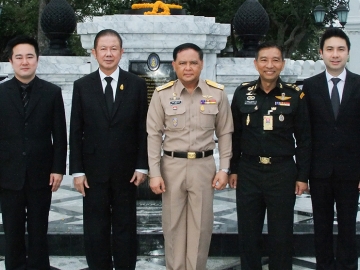 พิธีบวงสรวง : พล.ร.อ.จุมพล ลุมพิกานนท์ หัวหน้าคณะฝ่ายเสนาธิการประจำ
ผู้บังคับบัญชา, สนั่น อังอุบลกุล ปธ.กก.บมจ.ศรีไทยซุปเปอร์แวร์ และ พล.อ.ยศนันท์ 
หร่ายเจริญ ผอ.สนง.ประสานงานโครงการอันเนื่องมาจากพระราชดำริ ร่วมบวงสรวง สมเด็จพระเจ้าตากสินมหาราช ณ พระราชวังเดิม กองทัพเรือ