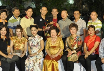 สุขสวัสดิ์ พิพัฒน์มงคล : สมชาย จงพิพิธพร ประธานชมรมสุขสวัสดิ์ 14 และ ประธานกรรมการ บริษัท 14 มอเตอร์กรุ๊ป จำกัด ตัวแทนจำหน่ายรถยนต์ MAZDA, SUBARU, MG และ SUZUKI ร่วมงานเลี้ยงฉลองวันคล้ายวันเกิด พล.ต.ต.สมพงษ์ ชิงดวง รองผู้บัญชาการตำรวจนครบาล โดยมีคณะกรรมการชมรมสุขสวัสดิ์ 14 พร้อมมิตรสหายและผู้เคารพรักใคร่มาร่วมอวยพรวันเกิดอย่างอบอุ่น