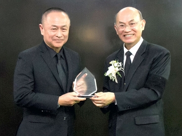 โล่ขอบคุณ : ศ.เกียรติคุณ นพ.เกษม วัฒนชัย ประธานมูลนิธิธรรมาภิบาลทางการแพทย์ มอบโล่ให้แก่ บัญญัติ คำนูณวัฒน์ ผช.กก.ผจก.บมจ.ซีพี ออลล์ ในฐานะผู้สนับสนุนโครงการแพทย์อาสาร่วมใจ ถวายเป็นพระราชกุศลฯ จัดอาหารแก่คณะแพทย์และบุคลากรทางการแพทย์ระหว่างปฏิบัติหน้าที่ ณ ท้องสนามหลวง