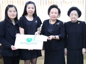 วันทหารผ่านศึก : คุณหญิงแสงเดือน ณ นคร ประธานกรรมการมูลนิธิสงเคราะห์ครอบครัวทหารผ่านศึกในพระราชูปถัมภ์สมเด็จพระศรีนครินทราบรมราชชนนี รับมอบเงินจาก ขวัญเรือน เหลียวตระกูล ผอ.ฝ่ายประชาสัมพันธ์ และ จงดี ชูสันติสุข ผู้บริหารฝ่ายจัดซื้อ โรงแรมดิ เอมเมอรัลด์ เพื่อสมทบทุนมูลนิธิ โดยมี คุณหญิงปราณีต ศิริธร ร่วมรับมอบ