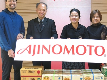 ร่วมใจ : สุรเดช เธียไพรัตน์ ที่ปรึกษา บจก.อายิโนะโมะโต๊ะ (ประเทศไทย) มอบผลิตภัณฑ์บริษัท อาทิ บะหมี่กึ่งสำเร็จรูปยำยำ กาแฟกระป๋องเบอร์ดี้ ฯลฯ ให้แก่ วนิดา บุญนาคค้า ผอ.สำนักส่งเสริมและถ่ายทอดเทคโนโลยี กระทรวงวิทยาศาสตร์ฯ เพื่อจำหน่ายในงานตลาดนัดวิถีวิทย์ ตามนโยบายของรัฐบาล โดยนำเงินไปช่วยเหลือผู้ประสบภัยน้ำท่วมภาคใต้