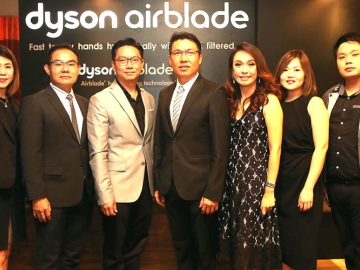 รุ่นใหม่ วรเทพ อัศวนิเวศน์ รองประธานกรรมการ บจก.แสงชัยกรุ๊ป และ แพทริค ลูว์ ผู้อำนวยการภูมิภาคเอเชีย บจก.ไดสัน(สิงคโปร์) ร่วมแถลงข่าวเปิดตัวเครื่องเป่ามือแบรนด์ “Dyson Airblade” ที่ โรงแรมสยาม แอ็ท สยาม ดีไซน์ โฮเต็ล กรุงเทพฯ