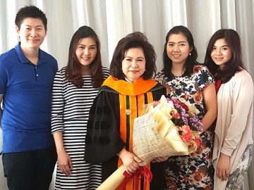 ดอกเตอร์ป้ายแดง : นุชนารถ วสุรัตน์ ปธ.กก.บมจ.รถไฟฟ้า (ประเทศไทย) รับปริญญาปรัชญาดุษฎีบัณฑิต สาขานโยบายสาธารณะและการจัดการ ม.เกษมบัณฑิต โดยมี ภคปภา ศิริภาณุเสถียร, กฤศ-อัศรี โกษานันตชัย, ชัชนิตตา ภูริชอนันตชัย ร่วมยินดี