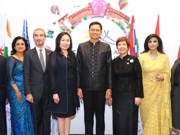 ครบรอบ 720 ปีเมืองเชียงใหม่ : ปวิณ ชํานิประศาสน์ ผวจ.เชียงใหม่ เปิดงาน “Chiang Mai World Fair 2017” งานแสดงอัตลักษณ์และวัฒนธรรมนานาชาติ โดยมี มร.ภควันต สิงห พิโนอี เอกอัครราชทูตสาธารณรัฐอินเดีย, มาดามซะอีดะฮ์ มุนา ตัสนีม เอกอัครราชทูตสาธารณรัฐประชาชนบังกลาเทศ, มร.ฟรันซิสโก วาซ พัตโต เอกอัครราชทูตสาธารณรัฐโปรตุเกส และ มาดามโดนิกา พอตตี เอกอัครราชทูตแคนาดาประจำราชอาณาจักรไทย ร่วมงาน ณ ศูนย์การค้าเซ็นทรัลเฟสติวัล เชียงใหม่