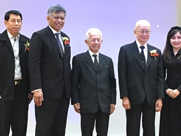 ทศพิธราชธรรม : วิเชียร ชวลิต นายกสมาคมรัฐศาสตร์แห่งมหาวิทยาลัยธรรมศาสตร์ในพระบรมราชูปถัมภ์ จัดงานเสวนาเรื่อง “พระมหากษัตริย์ผู้ปกครองแผ่นดินโดยธรรม” โดย พล.ต.อ.วสิษฐ เดชกุญชร, ศ.นรนิติ เศรษฐบุตร, นพดล เฮงเจริญ และ ธรรมศาสตราภิชาน ดร.สุรินทร์ พิศสุวรรณ ในงาน “สิงห์แดงรวมใจ น้อมรำลึก ธรรมราชา” (สิงห์คืนถ้ำ ประจำปี 2559)เพื่อเทิดพระเกียรติพระบาทสมเด็จพระปรมินทรมหาภูมิพลอดุลยเดช ที่ คณะรัฐศาสตร์ มธ.ท่าพระจันทร์