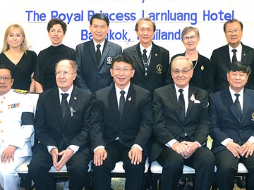 ปฏิบัติงานดีเด่น : ศ.คลินิก นพ.อุดม คชินทร อธิการบดีมหาวิทยาลัยมหิดล จัดงานเลี้ยงแสดงความยินดีแก่ผู้ได้รับพระราชทานรางวัลสมเด็จเจ้าฟ้ามหิดล ประจำปี 2559 ได้แก่ เซอร์ เกรกอรี พอล วินเทอร์ (สาขาการแพทย์) และ ศ.นพ.วลาดีเมียร์ ฮาชินสกี (สาขาสาธารณสุข) โดยมี ศ.ประสิทธิ์ วัฒนาภา คณบดีคณะแพทยศาสตร์ศิริราชพยาบาล และ นพ.สุพัฒน์ วาณิชย์การ เลขาธิการ มูลนิธิรางวัลสมเด็จเจ้าฟ้ามหิดล ร่วมยินดี ที่ โรงแรมรอยัลปริ๊นเซส หลานหลวง