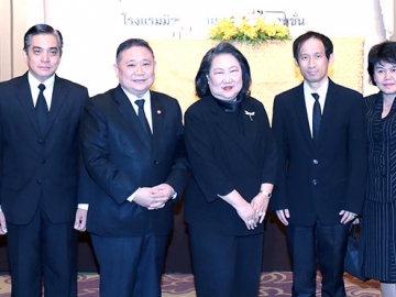 วิถีชีวิต “เศรษฐกิจพอเพียง” : ระพี ผ่องบุพกิจ ผู้ตรวจราชการกระทรวงมหาดไทย เปิด “โครงการเพิ่มพูนองค์ความรู้เพื่อสนับสนุนการขับเคลื่อนโครงการอันเนื่องมาจากพระราชดำริ” โดยมี รศ.ดร.จุรี วิจิตรวาทการ กรรมการผู้ทรงคุณวุฒิในคณะกรรมการพัฒนาระบบราชการ ร่วมงาน ที่ โรงแรมมิราเคิล แกรนด์ คอนเวนชั่น