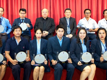 สร้างขวัญ-กำลังใจ : คีรี กาญจนพาสน์ ปธ.กก.บมจ.ระบบขนส่งมวลชนกรุงเทพ และ สุรพงษ์ เลาหะอัญญา กก.ผอ.ใหญ่ ร่วมมอบโล่ประกาศเกียรติคุณให้กับพนักงานที่ปฏิบัติหน้าที่ด้วยความซื่อสัตย์และขยันหมั่นเพียร ตามโครงการหนูด่วนชวนขยัน ที่ ศูนย์ฝึกอบรม อาคารบีทีเอส สำนักงานใหญ่ ถนนพหลโยธิน