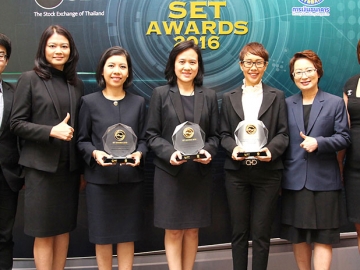 3 รางวัล : ทมยันตี คงพูลศิลป์ ผช.กก.ผอ.สำนักนักลงทุนสัมพันธ์ บมจ.อินทัช โฮลดิ้งส์ รับรางวัลบริษัทจดทะเบียนด้านผลการดำเนินงานดีเด่น โดย บมจ.เอไอเอส และ บมจ.ไทยคม ได้รับรางวัลบริษัทจดทะเบียนด้านนักลงทุนสัมพันธ์ดีเด่น ในงานประกาศรางวัล “SET Awards 2016” จัดโดย ตลาดหลักทรัพย์แห่งประเทศไทย ที่ หอประชุมฯ ตลาดหลักทรัพย์แห่งประเทศไทย ถนนรัชดาภิเษก