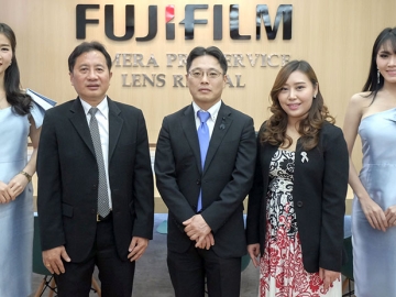 Total Printing Solution : มร.ไทสุเกะ ทารุมิ กก.ผจก.บจก.ฟูจิฟิล์ม (ประเทศไทย) เปิดศูนย์บริการ FUJIFILM Camera Pro Service พร้อมบริการ Lens Rental รองรับตลาดกล้องดิจิตอลระดับมืออาชีพ และเปิดตัวศูนย์บริการรูปลักษณ์ใหม่ที่ทันสมัย สะดวก และรวดเร็ว ย้ำความเป็นผู้นำธุรกิจการพิมพ์ภาพแบบครบวงจรที่ FUJIFILM Camera Pro Service ชั้น G ตึก S.P. ถนนพหลโยธิน