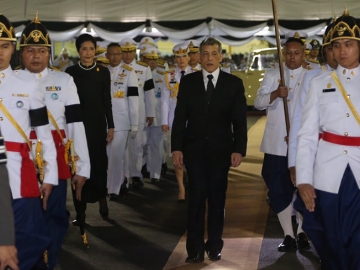 สมเด็จพระเจ้าอยู่หัวมหาวชิราลงกรณ บดินทรเทพยวรางกูร เสด็จพระราชดำเนินไปทรงเปิดนิทรรศการ “เย็นศิระ เพราะพระบริบาล” ซึ่งจัดแสดงพระราชกรณียกิจ พระบาทสมเด็จพระปรมินทรมหาภูมิพลอดุลยเดช เพื่อให้ประชาชนที่มารอถวายบังคมพระบรมศพในหลวงรัชกาล ที่ 9 เข้าชม ณ บริเวณท้องสนามหลวง