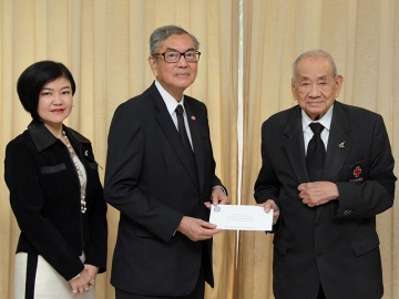 น้ำใจส่งไปช่วย    แผน วรรณเมธี เลขาธิการสภากาชาดไทย รับมอบเงิน 1 แสนบาท จาก เตช บุนนาค ประธานมูลนิธิโรงเรียนบางกอกพัฒนา และ กุลวดี ศิริภัทร์ ผอ.สำนักงานมูลนิธิโรงเรียนบางกอกพัฒนา เพื่อสมทบทุนช่วยเหลือบรรเทาทุกข์แก่ผู้ประสบอุทกภัยทางภาคใต้ ที่ อาคารเทิดพระเกียรติฯ สภากาชาดไทย