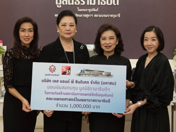 น้ำใจส่งไปช่วย    แผน วรรณเมธี เลขาธิการสภากาชาดไทย รับมอบเงิน 1 แสนบาท จาก เตช บุนนาค ประธานมูลนิธิโรงเรียนบางกอกพัฒนา และ กุลวดี ศิริภัทร์ ผอ.สำนักงานมูลนิธิโรงเรียนบางกอกพัฒนา เพื่อสมทบทุนช่วยเหลือบรรเทาทุกข์แก่ผู้ประสบอุทกภัยทางภาคใต้ ที่ อาคารเทิดพระเกียรติฯ สภากาชาดไทย