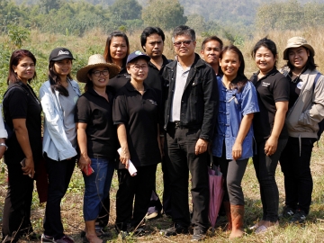 ลงพื้นที่     ชฤทธิพร เม้งเกร็ด ผจก.โครงการสามพรานโมเดล และเจ้าหน้าที่มูลนิธิสังคมสุขใจ ร่วมประชุมกับเครือข่ายโครงการฯ กลุ่มเกษตรอินทรีย์สุขใจไทรโยค เพื่อให้ความรู้การทำเกษตรอินทรีย์ตามระบบการรับรองแบบมีส่วนร่วม ที่ อ.ไทรโยค จ.กาญจนบุรี