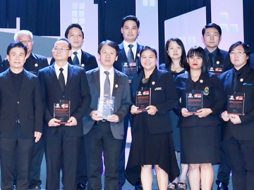 รับผิดชอบต่อสังคม     มร.เคียวซุเกะ ซาซากิ ประธานเจ้าหน้าที่บริหาร บมจ.ไทยเซ็นทรัลเคมี ผู้ผลิตปุ๋ยตรา “หัววัว-คันไถ” มอบหมายให้พนักงานและครอบครัว นำสิ่งของเครื่องใช้และทุนการศึกษา พร้อมด้วยเงินสมทบทุนอาหารกลางวัน ให้แก่เด็กนักเรียน ที่ โรงเรียนสามัคคีวิทยาสาขาบ้านอุ้มผางคี  จังหวัดตาก