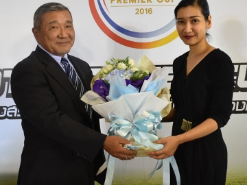 หวังแชมป์      ดารณี สังข์เจริญ ผอ.ฝ่ายประสัมพันธ์ โรงแรมโนโวเทล สยามสแควร์ ต้อนรับ มร.ทาจิตซุ โกจิ ประธาน บจก.สปิน เวิร์ค พร้อมทีมฟุตบอล ซานเฟรซเซ ฮิโรชิม่า จากประเทศญี่ปุ่น ซึ่งมาแข่งขันฟุตบอล “โตโยต้า พรีเมียร์ คัพ 2016” และเข้าพักที่โรงแรมฯ