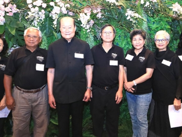 อุทิศส่วนกุศล : ศ.พิเศษ ดร.วิจิตร ศรีสอ้าน ที่ปรึกษาชมรมนิสิตเก่าค่ายอาสา จุฬาลงกรณ์มหาวิทยาลัย ร่วมงาน “ทำบุญชาวค่ายผู้ล่วงลับ” โดยมี สฐาน สุธรรมสมัย ประธานชมรมนิสิตเก่าค่ายอาสาสมัครจุฬาฯ, รศ.เกรียงศักดิ์ พูนสุข ที่ปรึกษาชมรม พร้อมด้วยคณะกรรมการชมรม ร่วมงาน ที่โรงแรมใบหยก สกาย