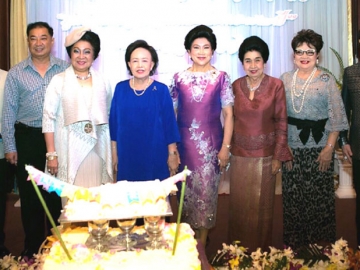 ฉลองแซยิด 6 รอบ : ดร.สุมาลี อุทัยเฉลิม เลี้ยงฉลองครบรอบวันเกิด 72 ปี โดยมี คุณหญิงแสงเดือน ณ นคร, คุณหญิงโรส บริบาลบุรีภัณฑ์, ลลิสา จงบารมี, อ.ศุภกิจ อุตตรนคร และ ยาจิตร ยุวบูรณ์ พร้อมญาติมิตรร่วมยินดีและอวยพรในงาน “72 ปี แซยิดสีสันแห่งชีวิต” ที่ห้องอาหารสโมสรกองทัพบก