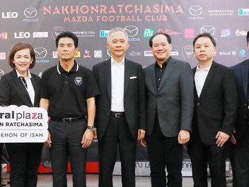 ความภูมิใจของชาวโคราช : สุวัจน์ ลิปตพัลลภ ประธานที่ปรึกษากิตติมศักดิ์ สโมสรสวาทแคท เปิดตัวนักเตะทีมสวาทแคท ซึ่งในปีนี้ บมจ.เซ็นทรัลพัฒนา ร่วมเป็นผู้สนับสนุน โดยมี ปกรณ์ พรรธนะแพทย์, ดร.ณัฐกิตติ์ ตั้งพูลสินธนา และคณะผู้บริหารทั้งสองฝ่าย ร่วมงาน ณ ลานอนุสาวรีย์ท้าวสุรนารี จ.นครราชสีมา