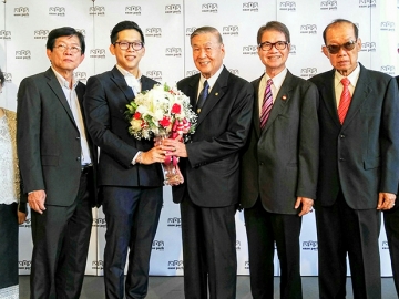 “อีส พาร์ค” เปิดให้บริการแล้ว : สมัคร เจียมบุรเศรษฐ์ อดีต รองผู้ว่า กทม. และ ไพรัช วรปาณิ กรรมการอัยการ ร่วมยินดีกับ ธัชชัย ศิลพิพัฒน์ กก.ผจก.อีส พาร์ค คอมมูนิตี้มอลล์ โดยมี ประเสริฐ-สุนีย์ ศีลพิพัฒน์, เหรียญชัย เรียววิไลสุข และ เชิดชัย ขันธ์นะภา ร่วมยินดี ที่ “ease park” ถนนรามอินทรา กม.4