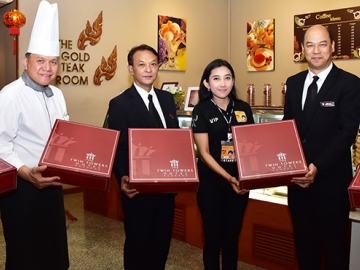 ด้วยสำนึกในพระมหากรุณาธิคุณ : แอลแลน แจ่มเมฆ รอง ผจก.โรงแรมเดอะ ทวิน ทาวเวอร์ มอบอาหารว่างขนมเบเกอรี่ ให้แก่ อโนทัย สกุลทอง ผู้แทนโครงการทำดีเพื่อพ่อ เพื่อนำไปแจกจ่ายให้ผู้ที่เดินทางมาร่วมถวายสักการะพระบรมศพ พระบาทสมเด็จพระปรมินทรมหาภูมิพลอดุลยเดช ในพระบรมมหาราชวัง