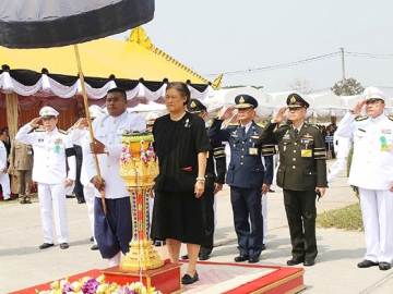 สมเด็จพระเทพรัตนราชสุดาฯ สยามบรมราชกุมารี เสด็จพระราชดำเนินไปทรงเปิดพระบรมราชานุสาวรีย์พ่อขุนรามคำแหงมหาราช ณ มหาวิทยาลัยรามคำแหง สาขาวิทยบริการเฉลิมพระเกียรติ จังหวัดเชียงราย เมื่อวันที่ 14 กุมภาพันธ์ 2560