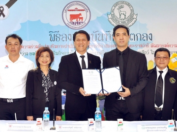สวนสัตว์ดุสิต : เบญจพล นาคประเสริฐ ผอ.องค์การสวนสัตว์ในพระบรมราชูปถัมภ์ และ ณรงค์ฤทธิ์ วงศ์สุวรรณ ผอ.องค์การส่งเสริมกิจการโคนมแห่งประเทศไทย 
ลงนามความร่วมมือระหว่าง 2 หน่วยงาน เพื่อสนองงานตามพระราชดำริของในหลวง รัชกาลที่ 9 และพัฒนาองค์ความรู้ให้เกิดประโยชน์สูงสุดต่อสังคม