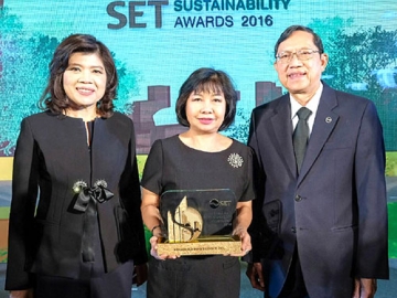 หุ้นยั่งยืน 2 ปีซ้อน : วิไล เคียงประดู่ ผช.กก.ผอ.อาวุโส ส่วนงานประชาสัมพันธ์ บมจ.แอดวานซ์ อินโฟร์ เซอร์วิส รับมอบโล่ “Thailand Sustainability Investment 2016” จาก เกศรา มัญชุศรี ผจก.ตลาดหลักทรัพย์แห่งประเทศไทย โดยมี ดร.ชัยวัฒน์ วิบูลย์สวัสดิ์ ปธ.กก.ตลาดหลักทรัพย์ฯ ร่วมยินดี ที่ ตลาดหลักทรัพย์ฯ