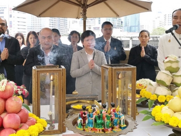 ทำบุญทางศาสนา : จิติมาส เกตุวรวิทย์, เดวิท เซ หุ้นส่วนเจ้าของโรงแรมโนโวเทล 
กรุงเทพ สยามสแควร์ และ ซาการ์ เนเกอร์ ผู้จัดการทั่วไป นำคณะผู้บริหารและพนักงาน ร่วมไหว้สักการะศาลพระภูมิชัยมงคล เพื่อความเป็นสิริมงคลของการเริ่มต้นปีใหม่ ที่ โรงแรมโนโวเทล กรุงเทพ สยามสแควร์ เขตปทุมวัน