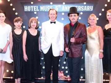 ตระการตา ฉลอง 5 ปี : กลิน ที. เดวีส์ เอกอัครราชทูตสหรัฐอเมริกาประจำ
ราชอาณาจักรไทย และ แจ็คเกอลีน เอ็ม.เดวีส์ ภริยา ร่วมงานเลี้ยงอาหารค่ำพร้อมชมการแสดงกายกรรมชุด “Cirque D’Hiver” จัดโดย นิโคลัส เพธ ผจก.ทั่วไป โฮเทล มิวส์ แบงค็อก ที่ เมดิซี่ คิทเช่น แอนด์ บาร์ โรงแรมมิวส์ ซอยหลังสวน