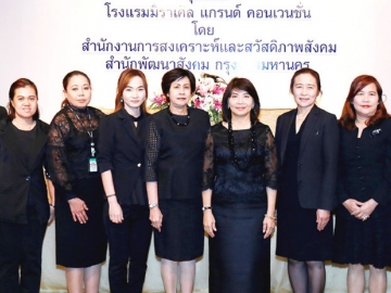 พัฒนาอนามัยเด็ก : วิภารัตน์ ไชยานุกิจ ผอ.สำนักพัฒนาสังคม กรุงเทพมหานคร เปิดอบรมเรื่อง “ภาวะโภชนาการที่ดีในเด็กปฐมวัย” จัดโดย รุ่งกานดา พงศ์ธรกุลพานิช ผอ.สำนักงานการสงเคราะห์และสวัสดิภาพสังคม โดยมีพยาบาลจากกรมอนามัย และนักโภชนาการ ร่วมงาน ที่ โรงแรมมิราเคิล แกรนด์ คอนเวนชั่น