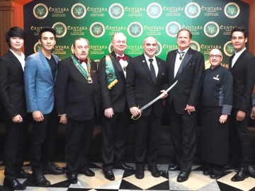 ใช้ทักษะ : คาร์ลอส ซานเชส วิซาน รอง ผจก.ทั่วไป โรงแรมเซ็นทาราแกรนด์ฯ ลาดพร้าว เปิดงาน “Confre่rie du Sabre d’Or Champagne Dinner” พร้อมแสดงการเปิดขวดแชมเปญด้วยคมดาบโดยตัวแทนจาก คองเฟรี่ ดู เซเบอร์ ดอร์ ประเทศไทย โดยมีดาราหนุ่มร่วมงาน ที่ ห้องอาหารอิตาเลียน “ดอนจิโอวานนี”