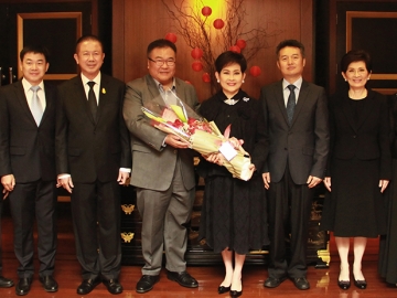 ผลงาน : คุณหญิงณัฐิกา วัธนเวคิน อังอุบลกุล รับดอกไม้แสดงความยินดีจาก ประสงค์ เอาฬาร และ จางตงฮ่าว อุปทูตฝ่ายพาณิชย์ สาธารณรัฐประชาชนจีน ในโอกาสที่ได้รับการแต่งตั้งเป็น ประธานเครือข่ายผู้ประกอบการสตรีอาเซียน โดยมี สนั่น อังอุบลกุล และ พนิดา เทพกาญจนา ร่วมยินดี ที่โรงแรมเจดับบลิว แมริออท