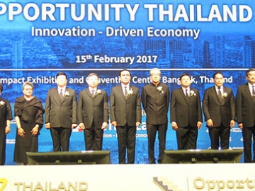 ไทยแลนด์ 4.0 : พล.อ.ประยุทธ์ จันทร์โอชา นายกรัฐมนตรี แสดงปาฐกถาพิเศษเรื่อง “วิสัยทัศน์การขับเคลื่อนประเทศไทยไปสู่ยุค 4.0” ในงานเสวนา “โอกาสทางธุรกิจกับโมเดลประเทศไทย 4.0” โดย 5 ตัวแทนจากบริษัทชั้นนำ อาทิ ธนินท์ เจียรวนนท์ บมจ.เครือเจริญโภคภัณฑ์, กานต์ ตระกูลฮุน บมจ.ปูนซิเมนต์ไทย และ มร.คะโอะรุ คุระชิมะ รอง กก.ผจก.ใหญ่ บจก.อายิโนะโมะโต๊ะ โคอิงค์ ประเทศญี่ปุ่น ร่วมถ่ายทอดมุมมองทางธุรกิจ ณ ห้องรอยัลจูบิลี่ อิมแพค เมืองทองธานี