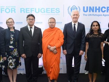 “Nobody Left Outside” : รูเวนดรินี่ เมนิคดิเวล่า ผู้แทนข้าหลวงใหญ่ผู้ลี้ภัยแห่งสหประชาชาติ ประจำประเทศไทย จัดนิทรรศการแสดงผลงานศิลปะจำนวน 30 ชิ้น โดยประมูลเพื่อระดมทุนจัดหาที่พักพิงแก่ผู้ลี้ภัย 2 ล้านคน ใน 12 ประเทศทั่วโลก โดยมีคณะทูตานุทูตและผู้สนใจร่วมงาน ที่พิพิธภัณฑ์ศิลปะไทยร่วมสมัย