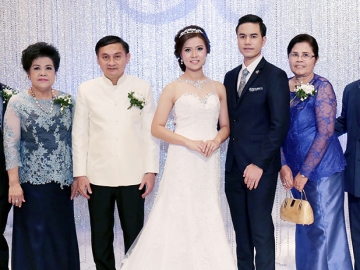 คู่วิวาห์..รักษาสัตว์ : ธนศักดิ์ วัฒนฐานะ ผู้ว่าการการประปานครหลวง เป็นประธานพิธีฉลองมงคลสมรส ระหว่าง สัตวแพทย์หญิง อิษฎี ปานบุญ บุตรี วีระพงษ์–วิภา ปานบุญ กับ นายสัตวแพทย์ จักรกฤษณ์ คำทวี บุตร จักราวุธ–อำพันธุ์ คำทวี โดยมีแขกมาร่วมอวยพรอบอุ่น ที่โรงแรมมิราเคิล แกรนด์ คอนเวนชั่น