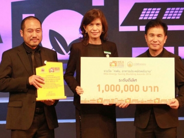 ระดับดีเลิศ : จิรนันท์ ผู้พัฒน์ กก.ผจก.ใหญ่ บจก.เซ็นทรัล แฟมิลี่มาร์ท รับรางวัลในโครงการส่งเสริมการปรับปรุงประสิทธิภาพการใช้พลังงานในอาคาร สนง.ใหญ่ จาก ชัยยงค์ พัวพงศกร ผู้ว่าการการไฟฟ้านครหลวง โดยแฟมิลี่มาร์ทได้รับรางวัลดีเด่นพิเศษ 3 สาขา และดีเด่น 1 สาขา ที่โรงละครอักษรา คิง เพาเวอร์