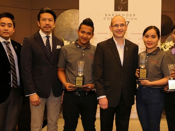 แชมป์เขย่าเครื่องดื่ม : มร.วินเฟร็ด ฮังเค ผอ.กลุ่มงานปฏิบัติการอาหารและเครื่องดื่ม โรงแรมและรีสอร์ทในเครือเซ็นทารา มอบรางวัลให้แก่ผู้ชนะในการแข่งขัน “เซ็นทารา บาร์เทนเดอร์ 2017” โดยมีตัวแทนบาร์เทนเดอร์จากโรงแรมและรีสอร์ทในเครือเซ็นทาราทั่วประเทศร่วมประชันฝีมือ ที่โรงแรมเซ็นทาราแกรนด์ ลาดพร้าว