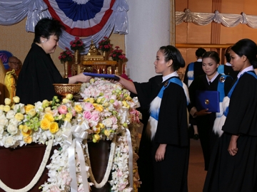 พระเจ้าวรวงศ์เธอ พระองค์เจ้าโสมสวลี พระวรราชาทินัดดามาตุ เสด็จไปในการประทานปริญญาบัตรแก่ผู้สำเร็จการศึกษาจาก มหาวิทยาลัยศรีปทุม  ประจำปีการศึกษา 2558  ณ ห้องบัวหลวงแกรนด์รูม อาคาร ดร.สุข พุคยาภรณ์  มหาวิทยาลัยศรีปทุม เขตจตุจักร กรุงเทพมหานคร เมื่อวันที่ 20 กุมภาพันธ์  2560