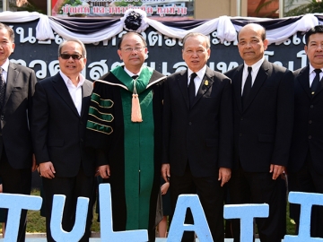 ดร.สาขาวิชาสัตวศาสตร์     พงษ์ วิเศษไพฑูรย์ ปธ.บห.ฝ่ายปฏิบัติการ บมจ.เจริญโภคภัณฑ์อาหาร (ซีพีเอฟ) สายธุรกิจสัตว์น้ำ ยินดีกับ พิสิฐ โอมพรนุวัฒน์ ปธ.บห.ฝ่ายปฏิบัติการ ซีพีเอฟ สายธุรกิจการค้าต่างประเทศ ที่เข้ารับพระราชทานปริญญาปรัชญาดุษฎีบัณฑิตกิตติมศักดิ์ จาก มหาวิทยาลัยแม่โจ้ จ.เชียงใหม่