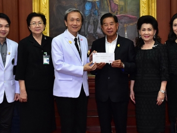 กิจกรรมเพื่อสังคม     ประจักษ์ –ละออ ตั้งคารวคุณ ประธานที่ปรึกษากลุ่มบริษัททีโอเอ และ ประธานมูลนิธิคุณแม่ลี้กิมเกี้ยว มอบเงิน 1,600,000 บาทจากโครงการ “160 ดวงตาสดใส ไร้โรคต้อ ถวายพ่อปี 2” ให้แก่ ศ.นพ.ประสิทธิ์  วัฒนาภา คณบดีคณะแพทยศาสตร์ศิริราชพยาบาล ม.มหิดล ที่ โรงพยาบาลศิริราช