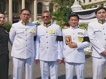 สำนึกในพระมหากรุณาธิคุณ    ธีระ - วัชรา ณ วังขนาย 2 รอง ปธ.กก.กลุ่มวังขนาย และ บุญญฤทธิ์ ณ วังขนาย ผจก.ทั่วไป พร้อมคณะผู้บริหาร เป็นเจ้าภาพร่วมในพระพิธีธรรมสวดพระอภิธรรมพระบรมศพ พระบาทสมเด็จพระปรมินทรมหาภูมิพลอดุลยเดช ณ พระที่นั่งดุสิตมหาปราสาท ในพระบรมมหาราชวัง