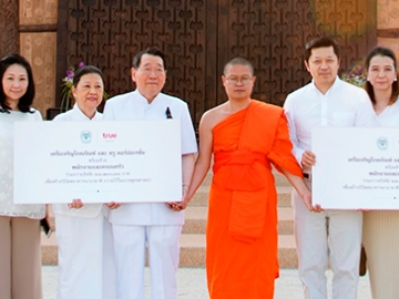 เผยแผ่พระพุทธศาสนา    ธนินท์ - คุณหญิงเทวี เจียรวนนท์ และครอบครัว ร่วมพิธีถวายวิปัสสนาคารนานาชาติ หรือ “วิหารดอกบัว” ศูนย์กลางเผยแผ่พระพุทธศาสนาสู่ประชาคมโลก ซึ่งครอบครัวเจียรวนนท์ ผู้บริหาร พนักงานในเครือเจริญโภคภัณฑ์ และทรู คอร์ปอเรชั่น ร่วมสนับสนุนปัจจัยสมทบทุนสร้าง รวม 22,200,000 บาท ซึ่งออกแบบและอำนวยการสร้างโดย พระมหาวุฒิชัย วชิรเมธี และ อ.สมลักษณ์ ปันติบุญ ศิลปินเชียงราย ที่ ไร่เชิญตะวัน จ.เชียงราย