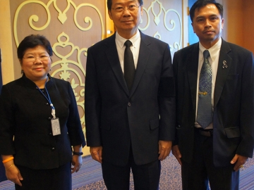 ปรับตัว       สุรชัย เลี้ยงบุญเลิศชัย รองประธานสภานิติบัญญัติแห่งชาติ เปิดสัมมนาเพื่อรองรับการให้
บริการภายใต้รัฐธรรมนูญฉบับใหม่ โดยมี อรวรรณ พันธุ์เปรื่อง ผอ.สำนักวิชาการ สำนักงานเลขาธิการสภาผู้แทนราษฎร ต้อนรับ ที่ โรงแรมรอยัลริเวอร์