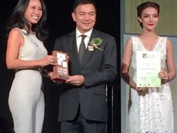 Thailand Boutique Awards 2016/2017        อสิตา วิมลไชยจิต กก.ผจก.อสิตา อีโค รีสอร์ท อัมพวา รับรางวัลสุดยอดโรงแรมบูติคไทย ประเภทอนุรักษ์สิ่งแวดล้อมและธรรมชาติ  จาก พงษ์ภาณุ เศวตรุนทร ปลัดกระทรวงการท่องเที่ยวและกีฬา ที่ ศูนย์ฯสิริกิติ์