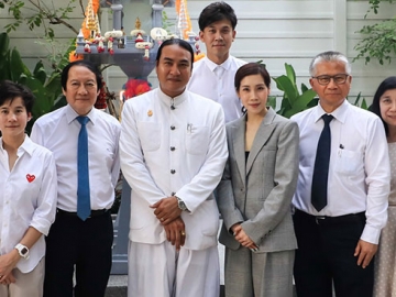 ฤกษ์ดี : พันธ์เลิศ ใบหยก ประธานกลุ่มใบหยก เป็นประธานพิธีตั้งศาลพระภูมิ โดยมี พราหมณ์ปกรณ์ วุฒิพราหมณ์ เป็นผู้ทำพิธี พร้อมด้วยคณะผู้บริหาร อาทิ ชัยพร มหาขันธ์, กิ่งทอง- ปริยะดา- ปิยะเลิศ- สะธี- จารุจิต ใบหยก และ สิน พงษ์หาญยุทธ อดีตนายกสมาคมสถาปนิกสยามฯ ร่วมพิธี ที่ โรงแรมแบงค็อก มิดทาวน์ โรงแรมแห่งใหม่ของกลุ่มใบหยก บนถนนพระราม 6
