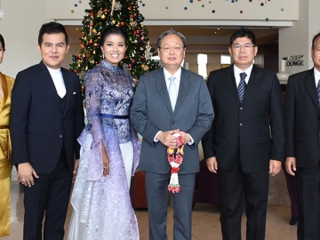 นวัตกรรมเวชสำอาง      สนธิรัตน์ สนธิจิรวงศ์ รมว.กระทรวงพาณิชย์ เปิดตัวผลิตภัณฑ์ดูแลผิวโดยใช้วัตถุดิบทางการเกษตรไทย ร่วมกันผลักดันและส่งเสริมสินค้าเกษตรของไทยและเกษตรอินทรีย์ ช่วยเพิ่มมูลค่าและสร้างรายได้เข้าประเทศ โดยมี วิชัย โภชนกิจ รองปลัดกระทรวงพาณิชย์ ต้อนรับ ที่ โรงแรมริชมอนด์ 