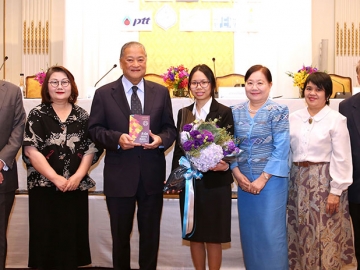 ซีไรต์ 2560     ม.ร.ว.สุขุมพันธุ์ บริพัตร ประธานคณะกรรมการดำเนินงานรางวัลซีไรต์ พร้อมคณะกรรมการตัดสิน ประกาศผลรางวัลซีไรต์ ประเภทรวมเรื่องสั้น ประจำปี 2560 ได้แก่ “สิงโตนอกคอก” ผลงานของ จิดานันท์ เหลืองเพียรสมุท ที่ โรงแรมแมนดาริน โอเรียนเต็ล โดยมี มร.เกร็ก ลิดเดล ผจก.ทั่วไป  ต้อนรับ